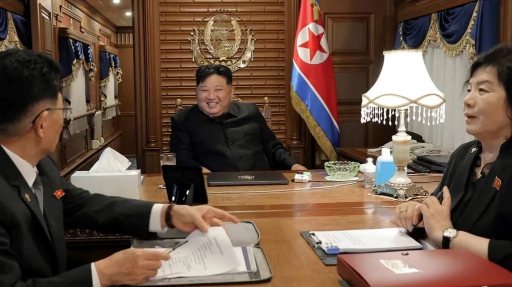 Kim Jong Un arrives in Beijing by train